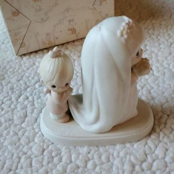Precious Moments Vintage God Bless the Bride E2832 Porcelain Figurine in Box - Picture 4 of 7